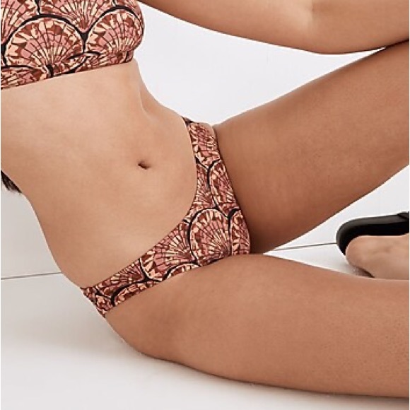 Madewell Second Wave Curved-Waist Bikini Bottom in Painted Seashells - Picture 2 of 8